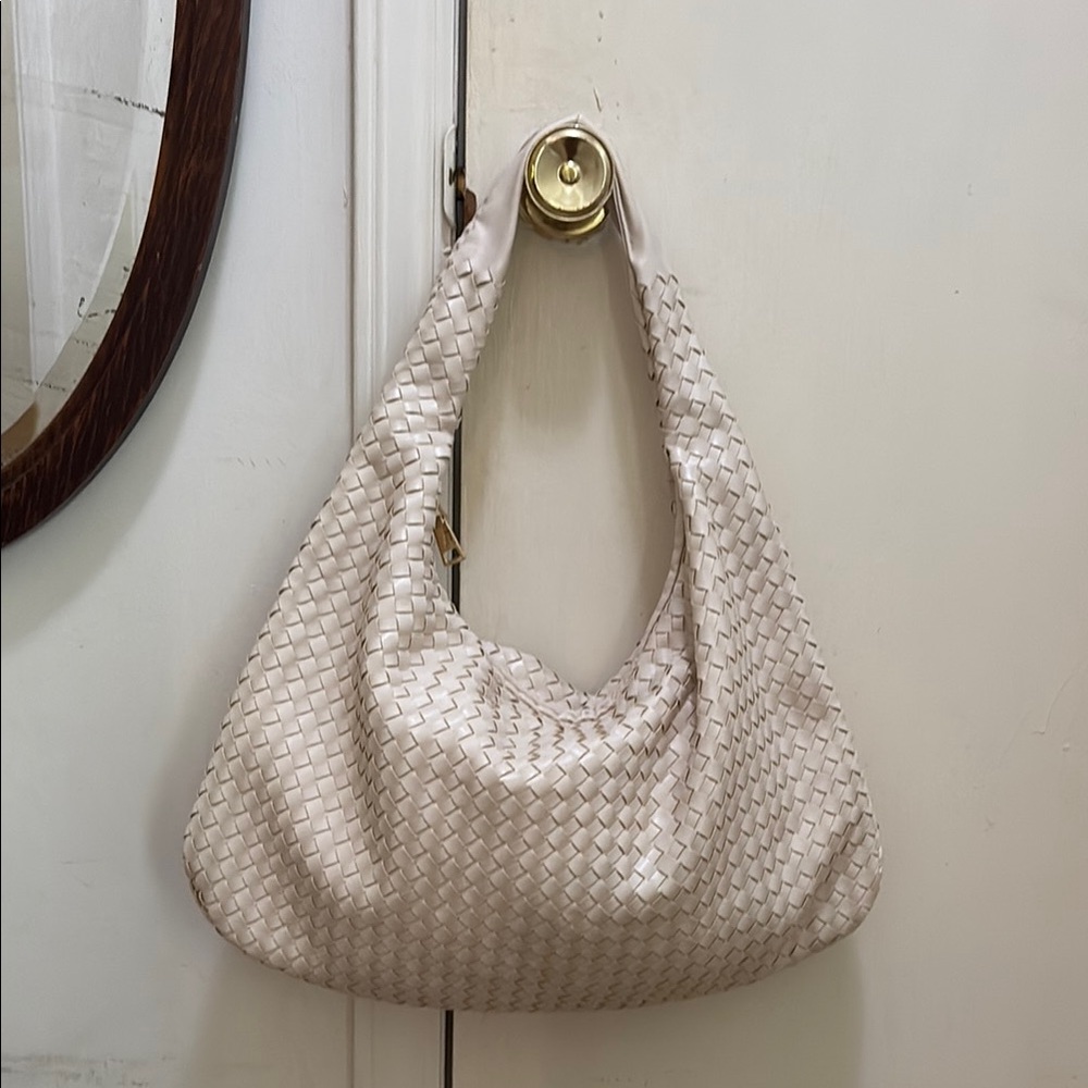 Urban Expressions cream shoulder tort bag